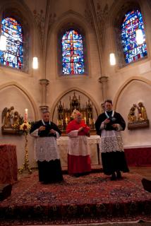 SER le Cardinal Burke assiste aux Offices